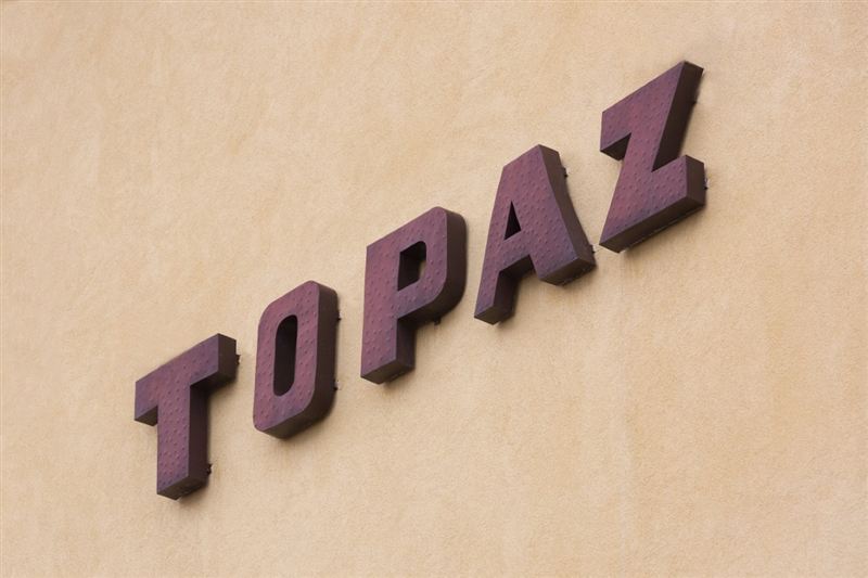 Napis Topaz na elewacji Ośrodka